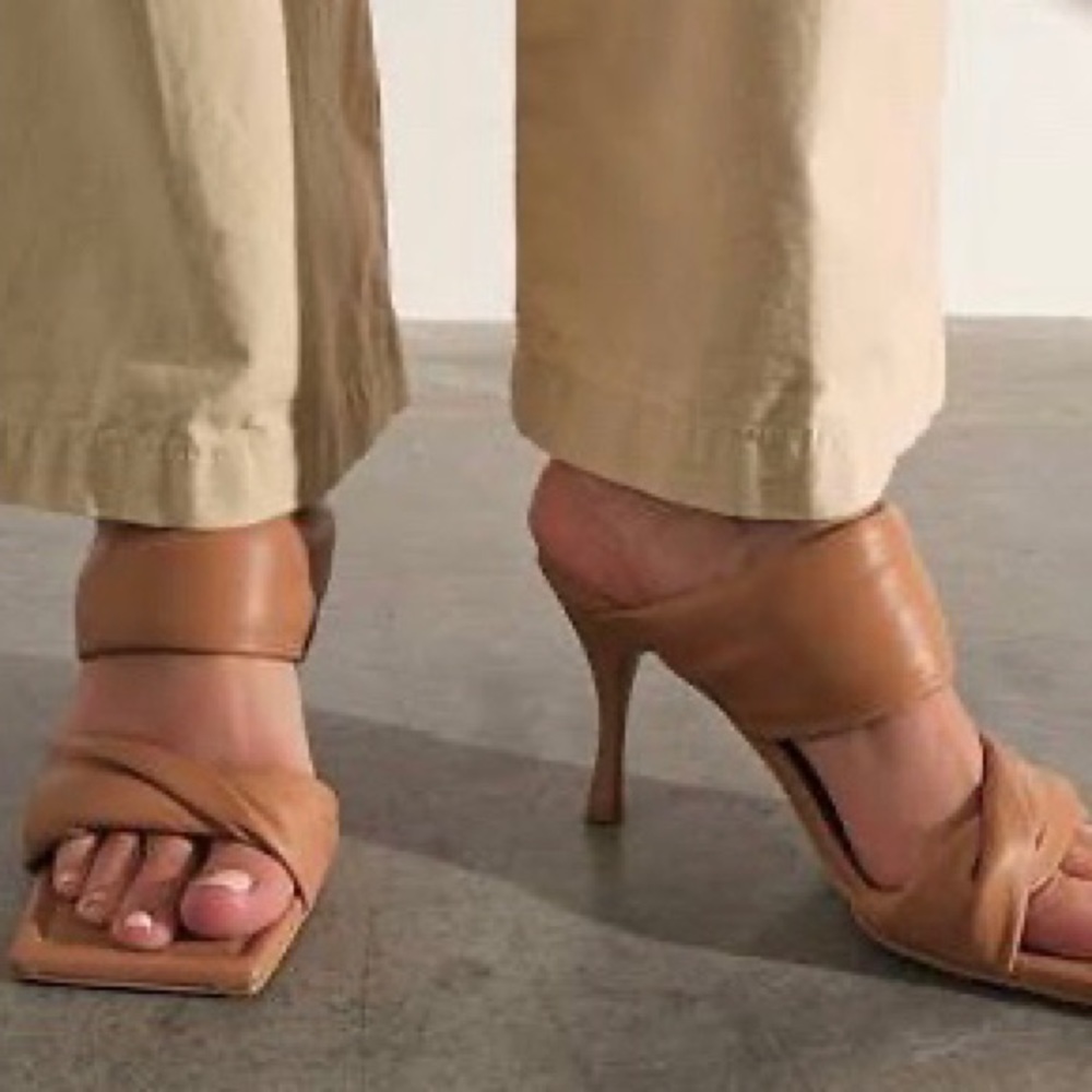 🔥HP🔥 𝗡𝗜𝗕 𝗔𝗟𝗢𝗛𝗔𝗦 • Twist Strap Mule - Picture 9 of 16